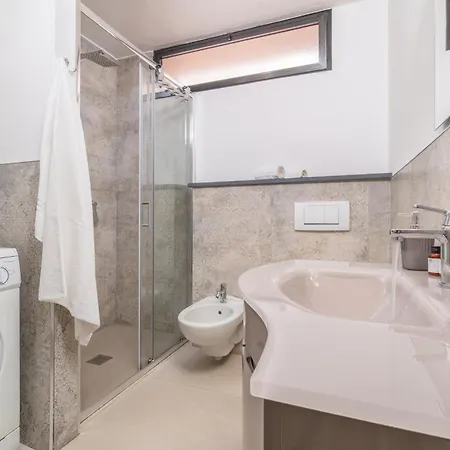Riservato Bilocale Ristrutturato In Corte Interna * La Maddalena (Sassari)